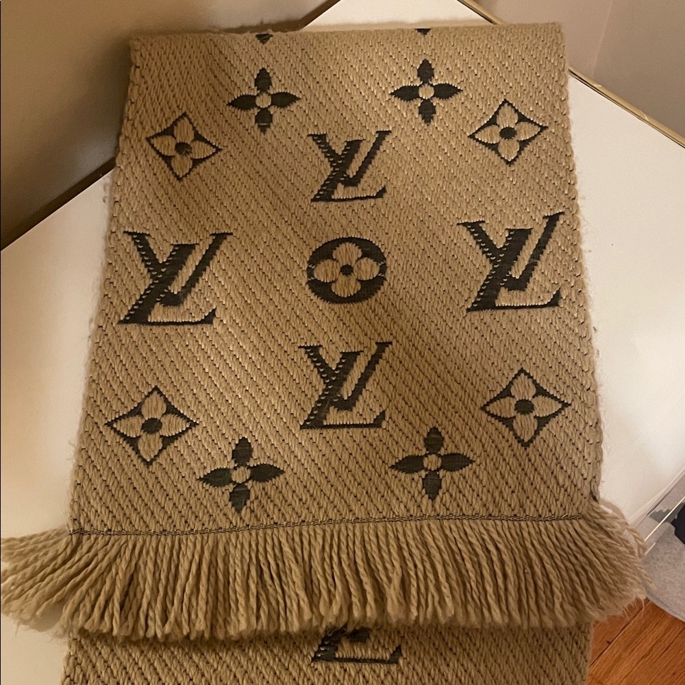 LV scarf